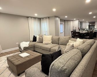 Luxe Home with Michelin Star Kitchen & King Beds - Bolingbrook - Living room