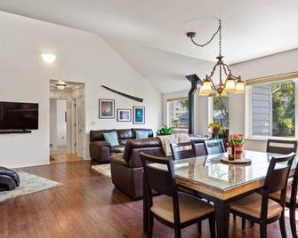 Lavish 5 Star Modern Villa Best Location In Downtown - Anchorage - Dining room