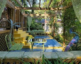 Turtle Cove Lakefront APT. 10 min from MIS, 40 min to Ann Arbor - Clarklake - Patio