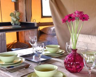 Carr's Hill Luxury Safari Tents - Falkirk - Dining room