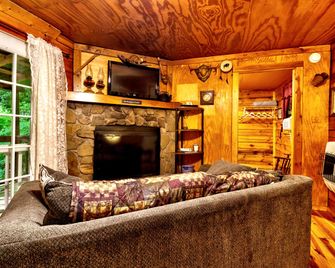 Romantic Log Cabin in Wooded Setting near Cherokee, North Carolina - Cherokee - Living room