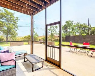 Luxe Home 5 Bedroom Villa - Dickinson - Balcony