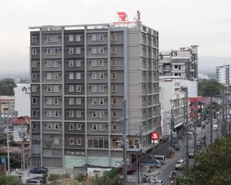 Red Planet Clark Angeles City - אנג'לס סיטי - בניין