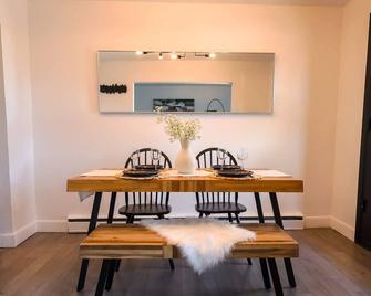 Ebony - Urban Elegance - Cozy Condo in the Heart of Quebec - Québec City - Dining room