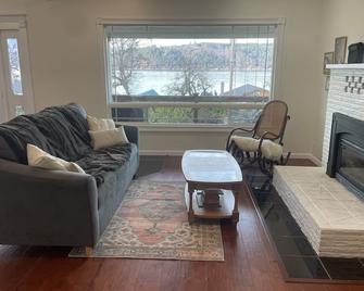 Historic Home with Spectacular Views of Hood Canal and the Olympics - Union - Servicio de la propiedad