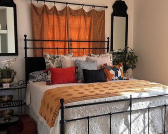 1 Comfy Spacious Bedroom in great area perfect for Nurses Abroad or Long Stays - Los Angeles - Bedroom