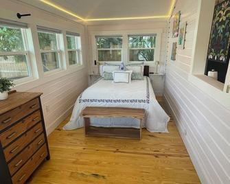 Camellia Cottage - wheelchair friendly - Monticello - Bedroom
