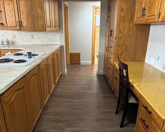 Spacious 6-bedroom house in Bismarck with WiFi, AC, and pet friendly! - Bismarck - Kitchen