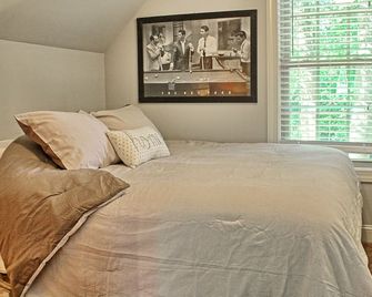 Winston-Salem's Man Cave - Winston-Salem - Bedroom