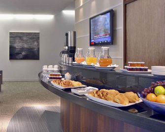 Novotel Montréal Aéroport - מונטריאול - בופה