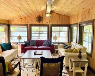 Muskoka Lakefront cottage 3 BR main cottage & 2 BR Bunkie on clear lake - Parry Sound - Obývací pokoj