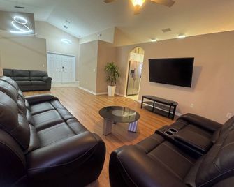 Fast wifi 2 GB, pool, gym, golf, B-ball, tennis court, playground and more. - Zephyrhills - Living room