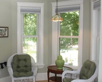 Cranberry Moon Inn - Bala - Living room
