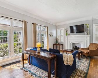 Near CLE Clinic - Long term stays accepted - Shaker Heights - Living room