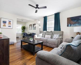 Charming home for 8 Close to State St - Bristol - Living room