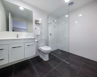 Belconnen Way Hotel & Serviced Apartments - Canberra - Bathroom