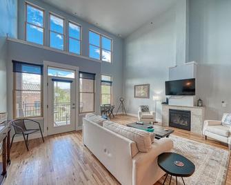 Highside Condo @ The River Lofts ~ Brand new condo on the Arkansas River - Salida - Вітальня