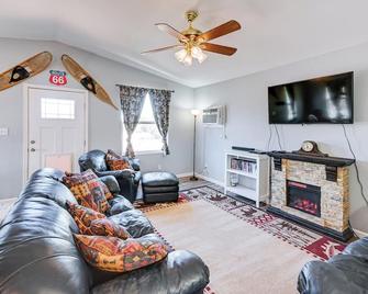 Kingman Vacation Rental with Private Yard and Fire Pit - Kingman - Soggiorno