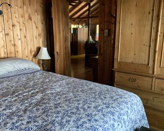 Rustic Maine Camp on shores of Great Moose Lake - Hartland - Bedroom