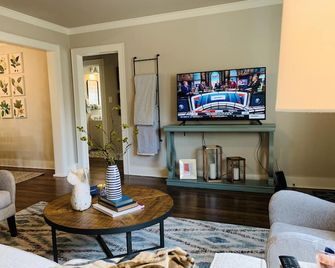 Super Cozy Downtown Rogers Cottage - Rogers - Living room
