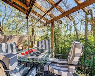 College Station Lodge w/Hot Tub & Prvt. Courtyard! - College Station - Patio