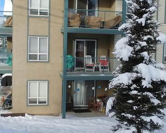 Mountain Views, Pool, Hot Tub! 1500 sqft 2BR + Loft, Penthouse - Radium Hot Springs - Building