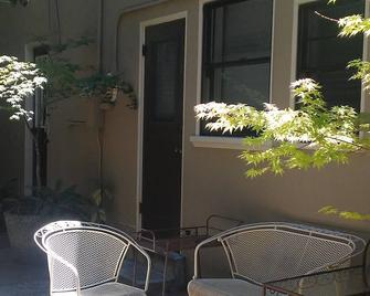 Private room, private entrance in a redwood grove setting - Burlingame - Patio