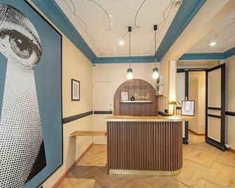 Hotel Boronali - Paris - Front desk