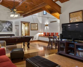 Custom Winemaker's home - WALKING distance to 9 wineries! This is the place. - Kenwood - Sala de estar