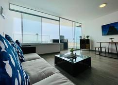 ¡A 3 minutos de la Playa! Hermoso Departamento de Estreno con Piscina y Parrilla - Asia - Living room