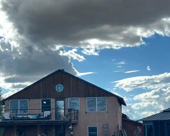 The Walden House; cozy strawbale 3-bedroom home with fitness room & Hot Tub. - Walden - Edificio