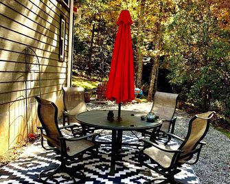 Secluded Storybook Cabin -Dog Friendly with Fenced Yard and Starlink - Franklin - Патіо