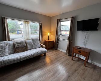 Dock Life Beach 1 - Unit 16, Riverside Property, 2 Bdrm, 3 Min Walk To Beach 1 - Wasaga Beach - Living room