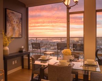 Executive Luxury Suite - Everything's Just Down The Street Suite! - Victoria - Sala pranzo