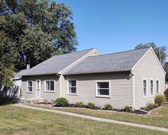 Charming 3-bedroom house in pleasant Monroe with WiFi, and A/C - Monroe - Building