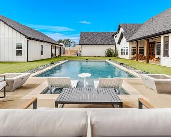 Country estate - pool, outdoor kitchen, home theater, game room, porches - Lindale - Piscina