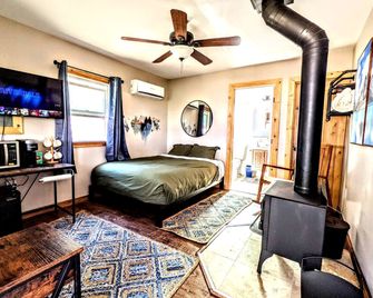 Falcon's Chalet- Cabin - Pauma Valley - Bedroom