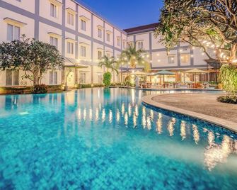 Hotel Puri Indah & Convention - Mataram - Bazén