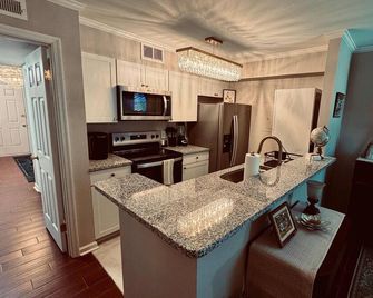 Gorgeous Condo across from Vet School - Auburn