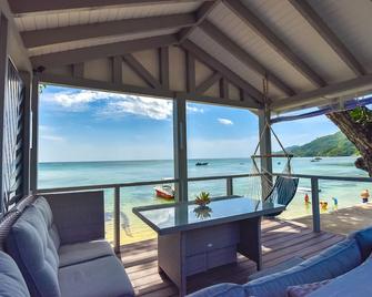 Le Nautique Beachfront Apartments - Анс-Руаяль - Балкон
