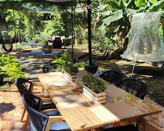 Rustic Cottage Style w/ Relaxing Suspended Hangout Pods! Tranquil water sounds. - Managua - Patio