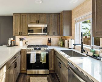Rainier Base Camp: Modern Cabin with Hot Tub & Fire Pit - Ashford - Keuken