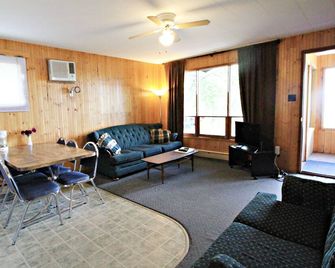 'Shore Thing' Sunset Views - Seven Sisters Falls - Living room