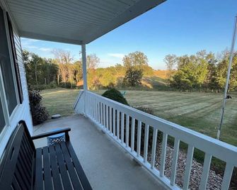 Totally Renovated Home on 5 Acres - Just 4 Miles From Mark Twain Lake - Monroe City - Balcón