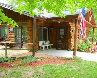 Wooded Private -True Log Cabin on Pristine Spider Lake. Pontoon/Kayak options - Birchwood - Patio