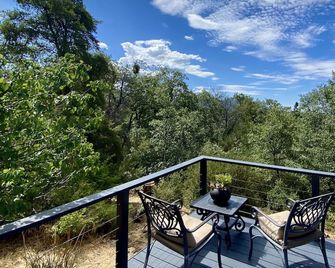 Modern Rustic Mountain Hideaway - renovated, private, gated with VIEWS. Pets ok! - Julian - Balkon