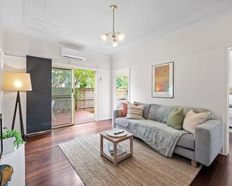 Quiet & Bright Art Deco Apartment by New Farm Park - בריסביין - סלון