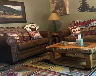 Moose Traks Come stay in Downtown Red Lodge, 2 blocks from Broadway Street - Red Lodge - Living room