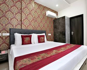 OYO 7100 Hotel Crossroads - Panchkula - Bedroom