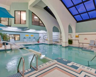 Holiday Inn & Suites Windsor (Ambassador Bridge) By IHG - Windsor - Piscina
